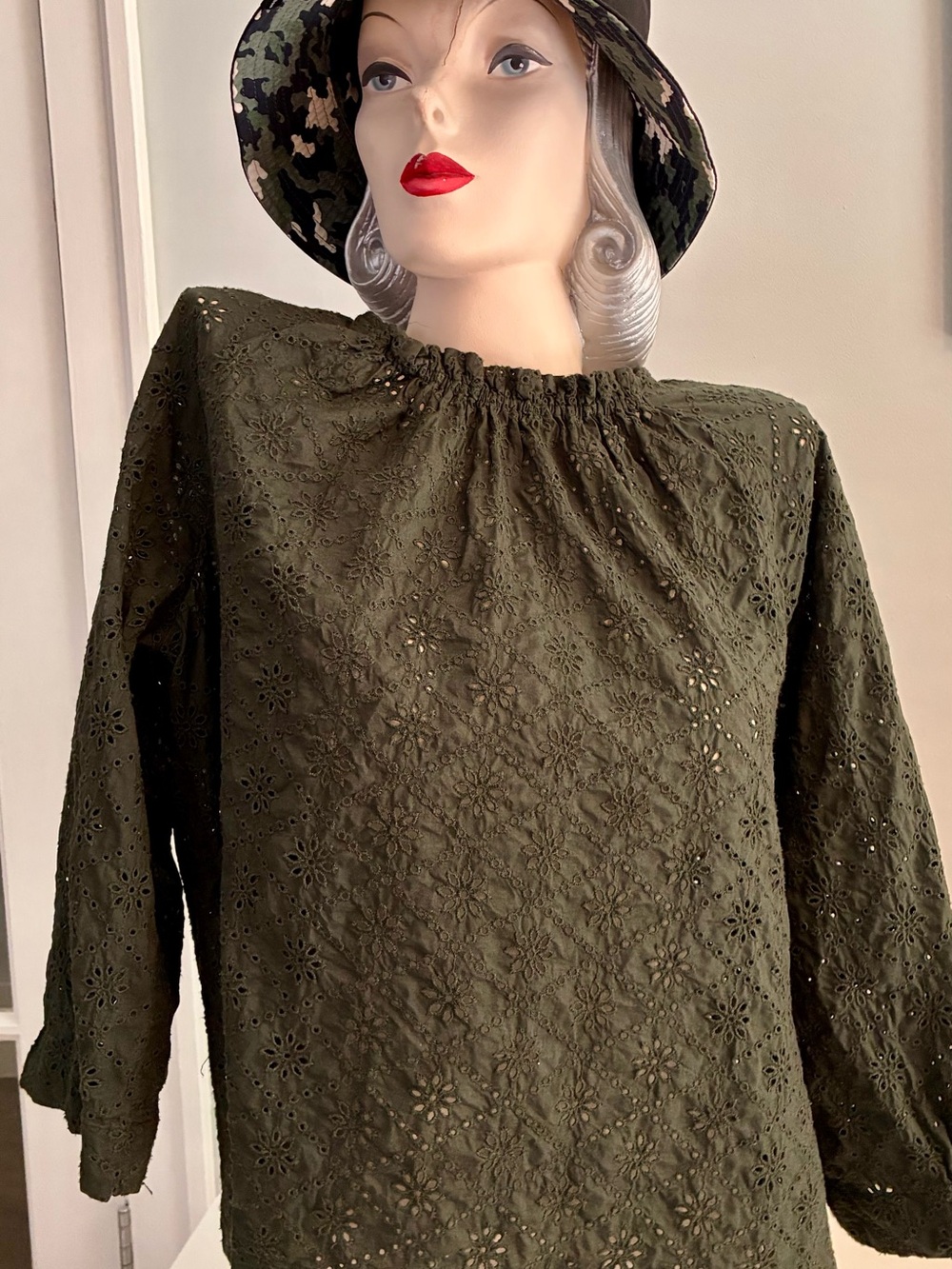 Gap Dark Forest Green Eyelet Ruffle Neck Blouse S (Fits M) -Excellent Condition